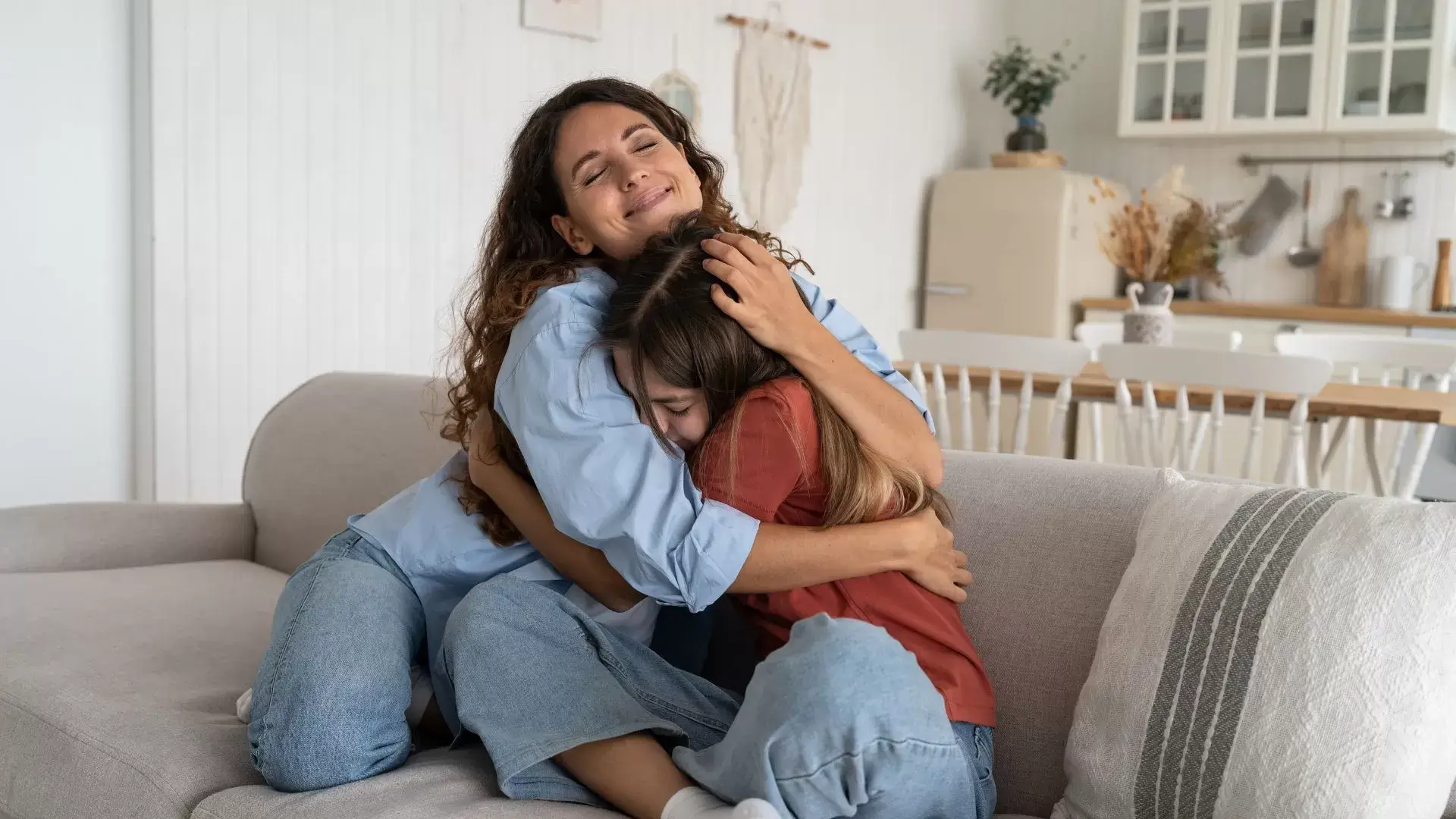 Mother gently hugging her daughter, symbolizing supportive parenting approaches taught at Oakville Family Counselling Therapy to help children recover from abuse.